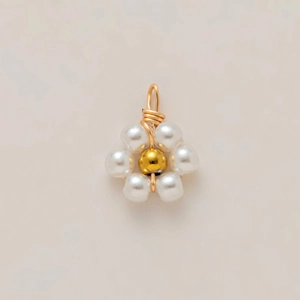 Detalle macro de un colgante de flor de estrella de mar de oro de 18K con perlas para joyas
