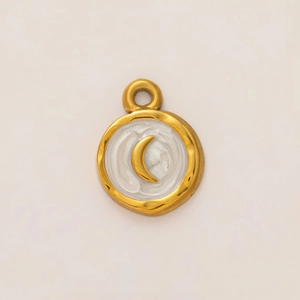 Primer plano del colgante redondo bañado en oro de 18K con esmalte blanco y media luna