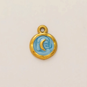 Detalle del colgante bañado en oro de 18K con esmalte azul y relieve artístico sol y luna