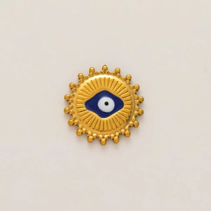 Detalle del colgante de sol ojo turco chapado en oro 18K con esmalte azul y relieve