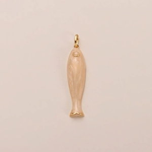 Detalle del colgante de pez bañado en oro 14K con resina marmolada y acabados metálicos