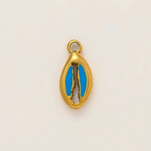 Vista macro de colgante de concha chapado en oro de 18K con esmalte azul y calado fino