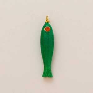 Macro di un ciondolo a forma di pesce verde con occhio rosso e gancio in oro 18K su fondo