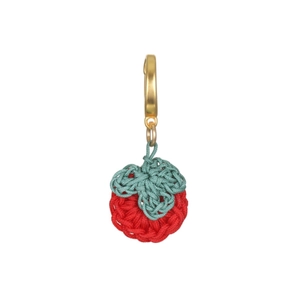 Détail d'un pendentif baie crocheté main avec feuilles vertes et anneau en métal doré