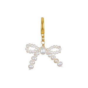 Détail d'un pendentif en forme de nœud en perles blanches avec une perle en forme de goutte
