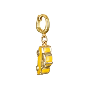 Vue macro d'un pendentif taxi en émail jaune avec alliage plaqué or et fermoir mousqueton