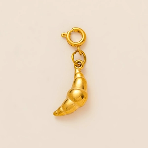 Makro-Detail des 3D-Croissant-Anhängers in poliertem Gold mit Federringverschluss