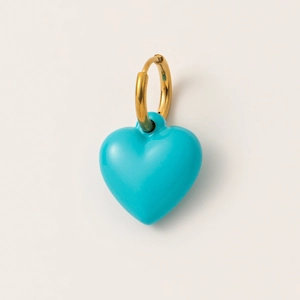 Detalle de pendiente de aro en oro 18K con colgante de corazón en esmalte azul brillante