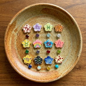 Pendentifs fleur 12 signes du zodiaque plaqués or 18 carats avec émail et cristaux
