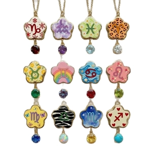 Ensemble de pendentifs fleurs zodiaque plaqués or 18 carats avec émail coloré et gemmes
