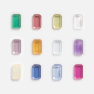 Détail de douze pierres précieuses multicolores taille émeraude pour médaillon vintage