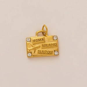 Λεπτομέρεια macro από επίχρυσο μενταγιόν με ανάγλυφο αεροπλάνο και ιταλικές πόλεις