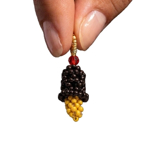 Handgefertigter Perlenanhänger in Herzform aus Gold und Rot für DIY-Schmuck