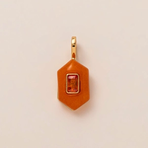 Macro-detail van zeshoekige oranje agaat hanger met 18K vergulde rechthoekige zirkoon inlay