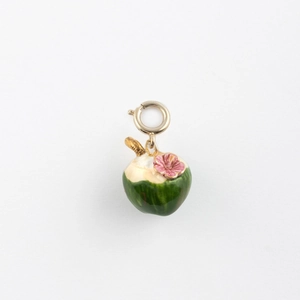 Détail du pendentif noix de coco tropicale avec coque verte et placage en or 18 carats