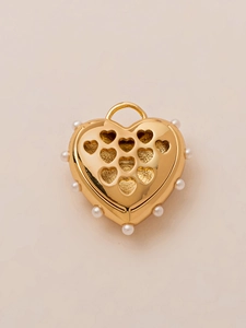 Gedetailleerde 18K gouden hartvormige hanger met parels en opengewerkte details