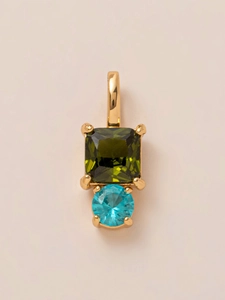 Macro-opname van 18K vergulde hanger met vierkante olijfgroene en blauwe ronde edelstenen