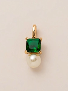 Macro-opname van 18K vergulde vierkante groene zirkoon hanger met een witte parel