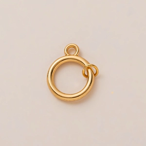 Macro-opname van een 18K vergulde veerringsluiting voor het maken van eigen sieraden