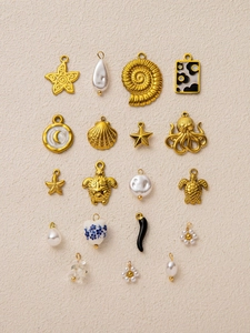 Dettaglio di ciondoli marini in oro 18K come stelle marine e conchiglie per gioielli