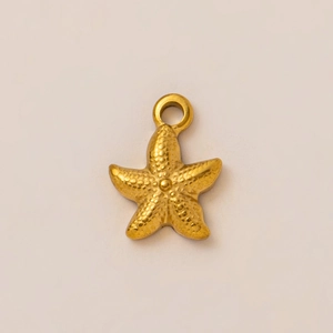 Dettaglio di un ciondolo a stella marina placcato oro 18K con superficie in metallo texture