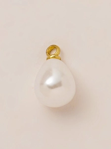 Dettaglio del ciondolo a goccia in perla con anello placcato oro per creazione gioielli DIY
