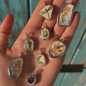 Collier Pendentif en Céramique et Acier Inoxydable Vintage Motif Lapin Floral Style Éclats de Porcelaine Bijoux Femme