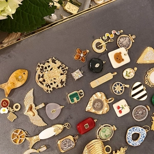 Assortimento di ciondoli in acciaio inossidabile placcato oro 18K con smalto e pietre
