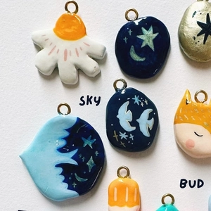 Set di ciondoli nordici con motivi di luna, stelle e uccelli dipinti a mano in ceramica