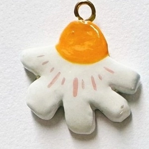 Ciondolo a fiore in ceramica bianca con trama rosa e anello in metallo dorato