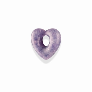 Macro-opname van een paarse hartvormige stenen hanger met natuurlijke textuur en gat
