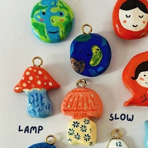 Ciondoli in ceramica dipinti a mano con motivi a fungo e terra per gioielli fai-da-te