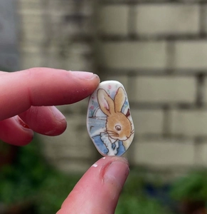 Vue détaillée en gros plan d'un pendentif en céramique avec motif lapin bleu classique