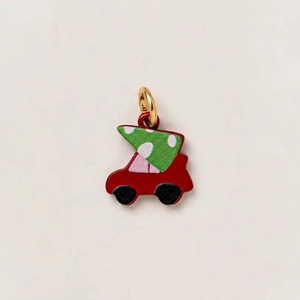 Dettaglio del ciondolo auto rossa con albero di Natale e gancio in metallo dorato