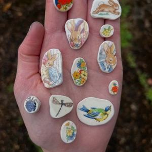 Pendentifs artisanaux en céramique avec motifs vintage d'animaux et de fleurs au naturel