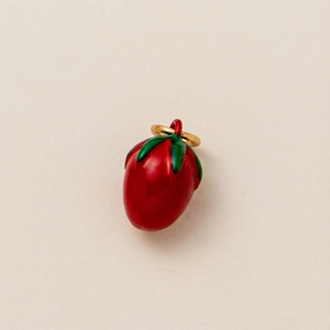 Gedetailleerd zicht op een rood-groene aardbeienhanger met goudlaag voor DIY-sieraden maken