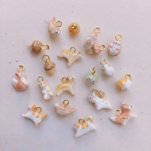 Détails de pendentifs animaux tels que chats et oiseaux avec anneaux dorés à l'or 18K