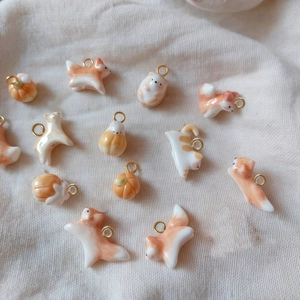 Lot de 12 breloques chat et citrouille en céramique pour bijoux DIY avec anneaux dorés
