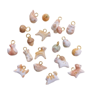 Pendentifs animaux en céramique avec anneaux dorés 18K en divers styles comme le renard