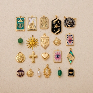 21 estilos de dijes bañados en oro de 18K con cartas de tarot, sol, luna y mal de ojo