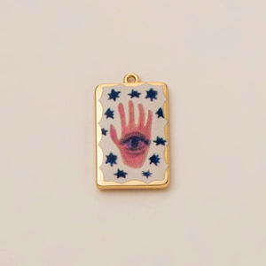 Detalle de colgante rectangular bañado en oro con motivos de mano y ojo para joyería DIY