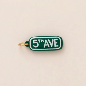 Détail du pendentif en émail vert panneau 5th Ave avec anneau doré pour porte-clés élégant