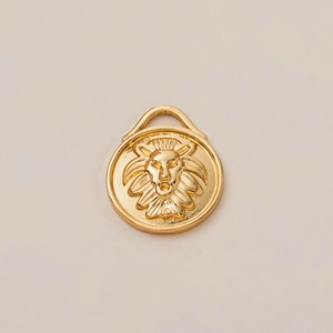 Detalle de un colgante en relieve de cabeza de león bañado en oro 18K para joyas DIY