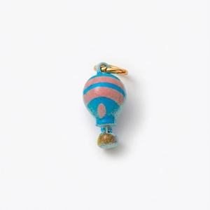 Pendentif montgolfière en émail bleu et rose avec un fermoir en métal doré