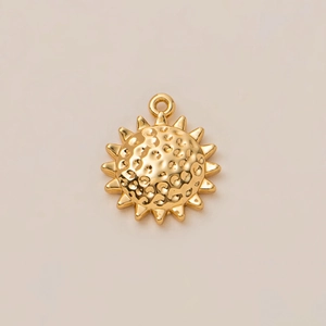 Detalle de un colgante de sol chapado en oro de 18 quilates con superficie rugosa