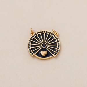 Detalle macro del colgante de ojo sol de tarot en oro 18K con gema azul y esmalte