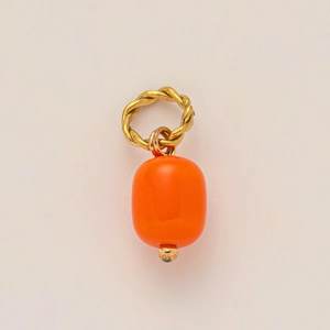 Pendentif cylindrique en résine orange avec anneau torsadé doré pour bijoux raffinés