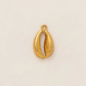 Macro shot of 18K gold plated conch shell pendant with polished matte finish and O-ring
