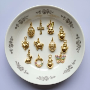 18K vergoldete Tieranhänger Set mit Osterhasen, Küken und Emaille Schmetterlingen