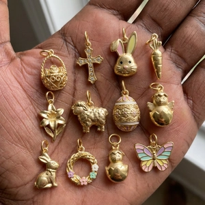 Set aus 12 vergoldeten Tieranhängern inklusive Hase und Kreuz für DIY-Schmuckherstellung